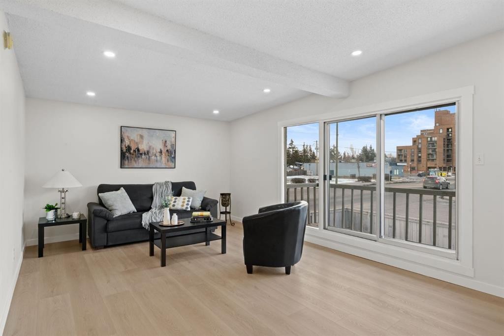 8547 47 Avenue Nw, Calgary, AB - Indoor Photo Showing Living Room