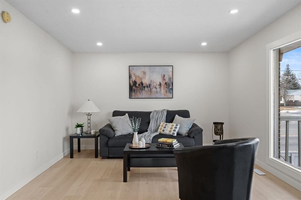 8547 47 Avenue Nw, Calgary, AB - Indoor