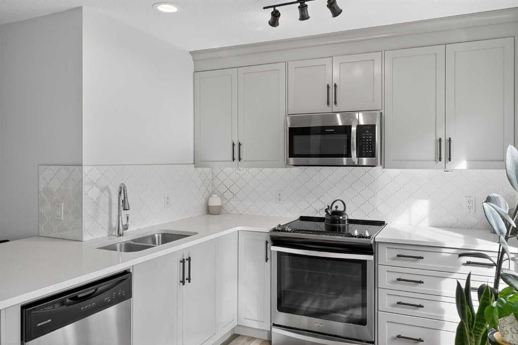 103 Cranbrook Walk Se, Calgary, AB - Indoor Photo Showing Kitchen With Stainless Steel Kitchen With Double Sink With Upgraded Kitchen