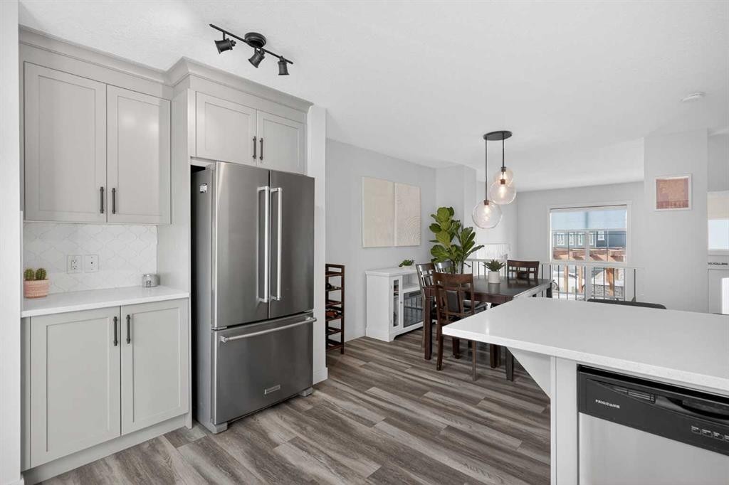 103 Cranbrook Walk Se, Calgary, AB - Indoor Photo Showing Kitchen