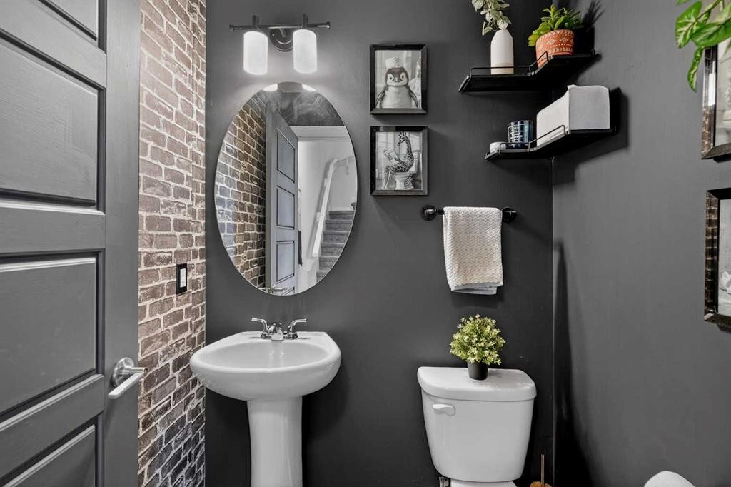 103 Cranbrook Walk Se, Calgary, AB - Indoor Photo Showing Bathroom