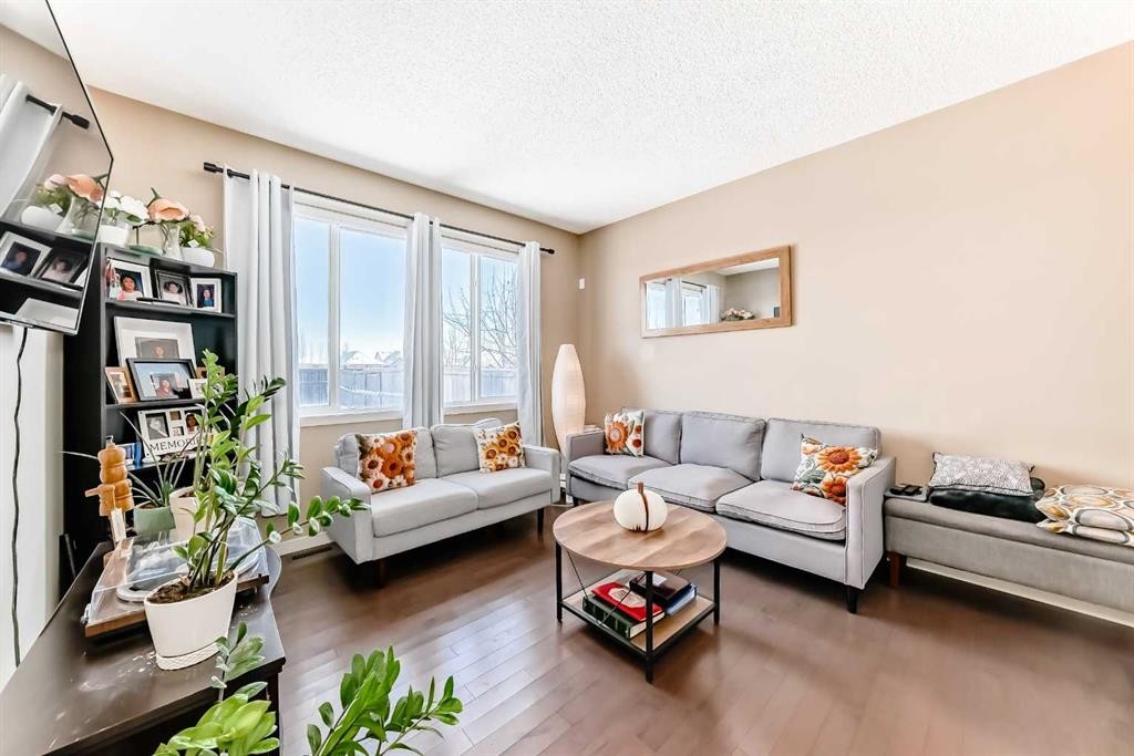 302 Auburn Crest Way Se, Calgary, AB - Indoor Photo Showing Living Room