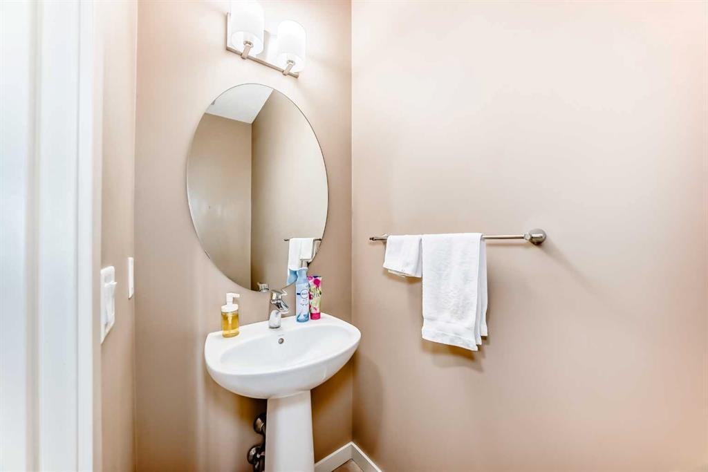 302 Auburn Crest Way Se, Calgary, AB - Indoor Photo Showing Bathroom