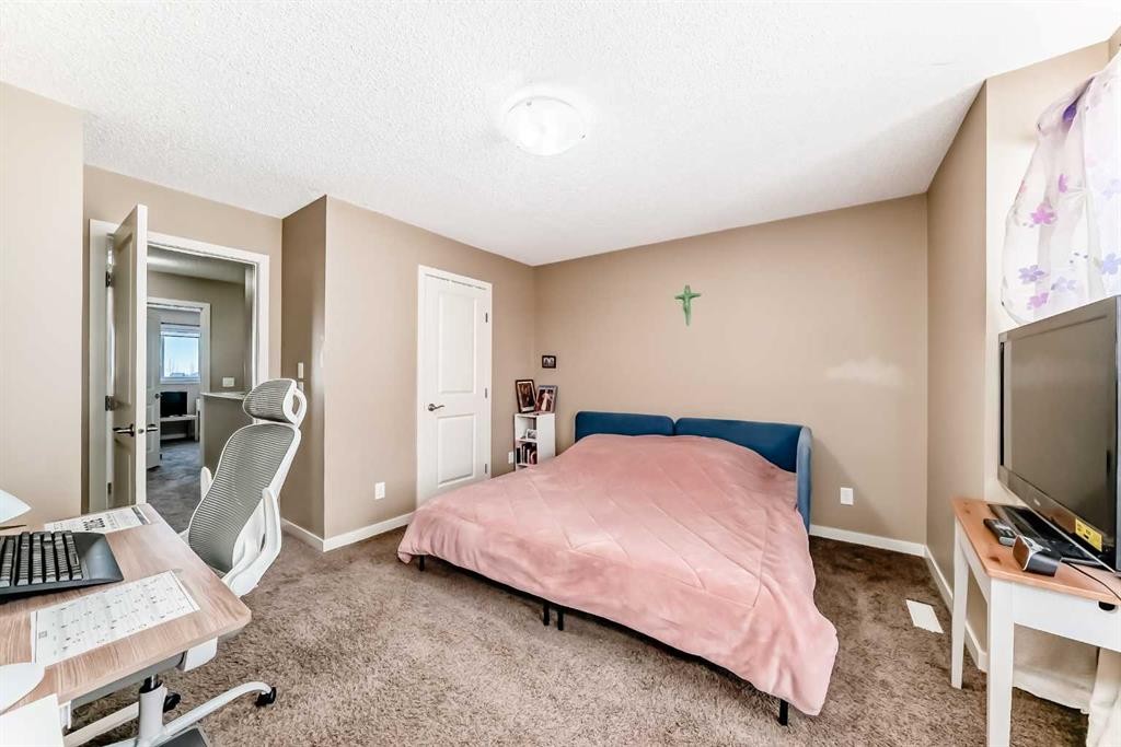 302 Auburn Crest Way Se, Calgary, AB - Indoor Photo Showing Bedroom