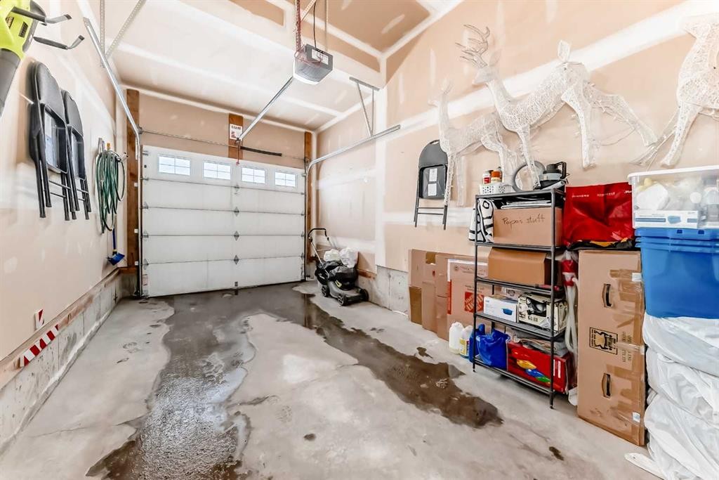 302 Auburn Crest Way Se, Calgary, AB - Indoor Photo Showing Garage