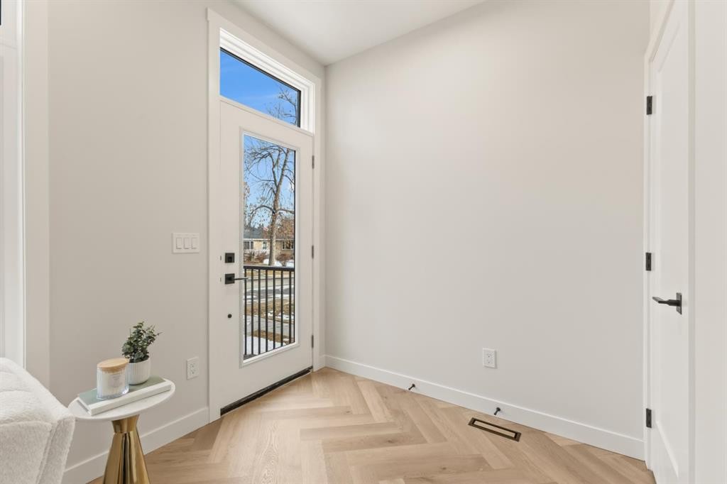 3107 42 Street Sw, Calgary, AB - Indoor Photo Showing Other Room