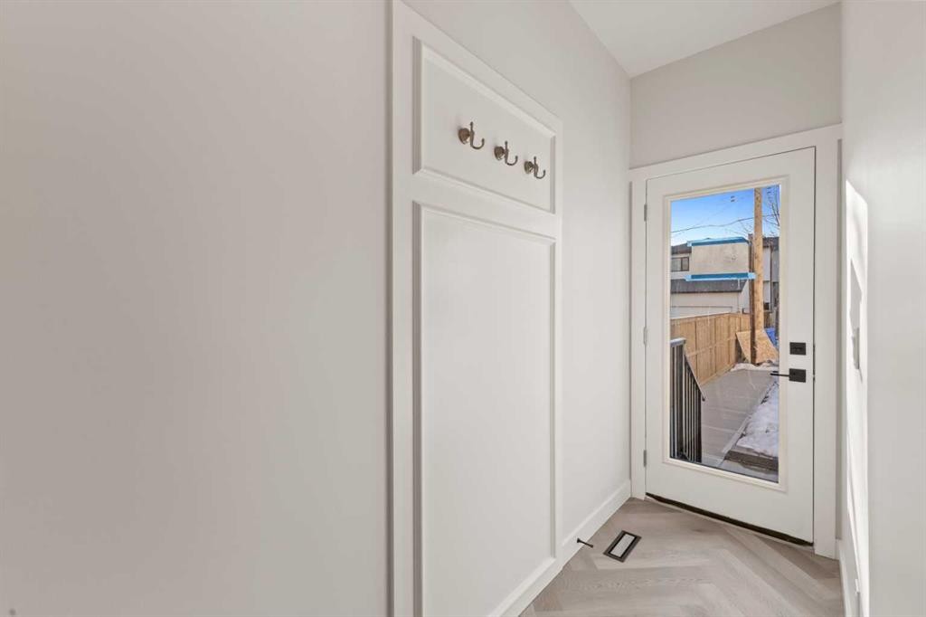 3107 42 Street Sw, Calgary, AB - Indoor Photo Showing Other Room