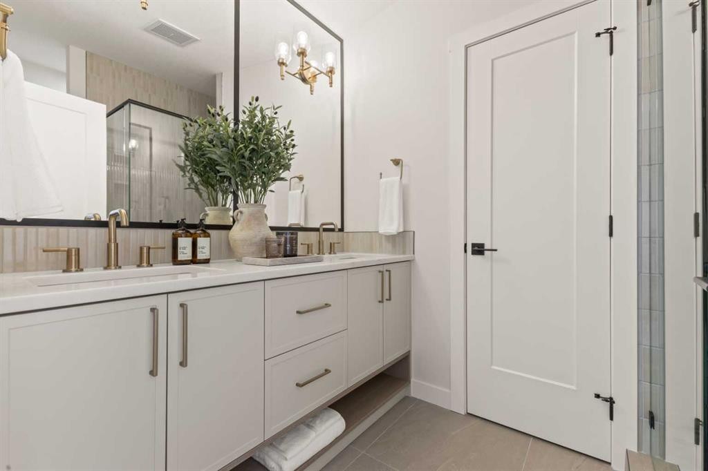 3107 42 Street Sw, Calgary, AB - Indoor Photo Showing Bathroom