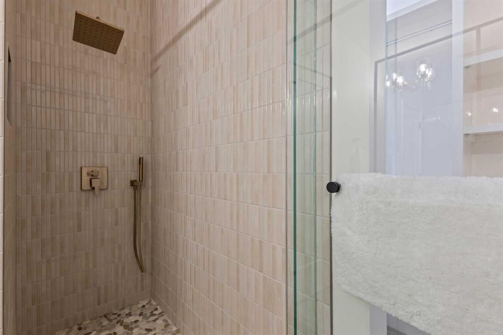 3107 42 Street Sw, Calgary, AB - Indoor Photo Showing Bathroom