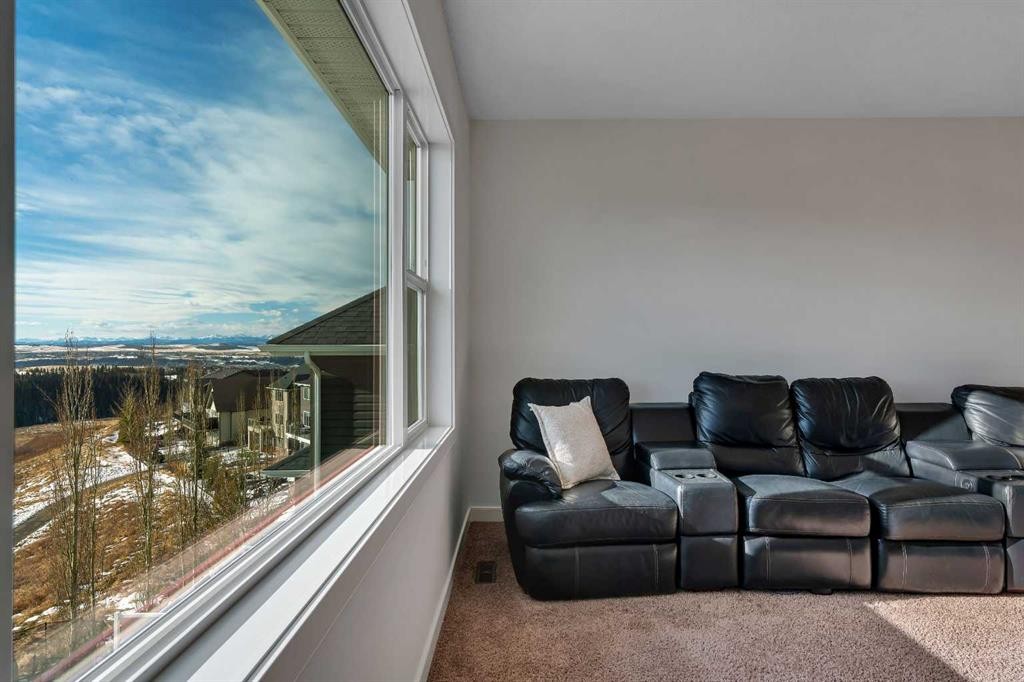 287 Sunset View, Cochrane, AB - Indoor Photo Showing Living Room