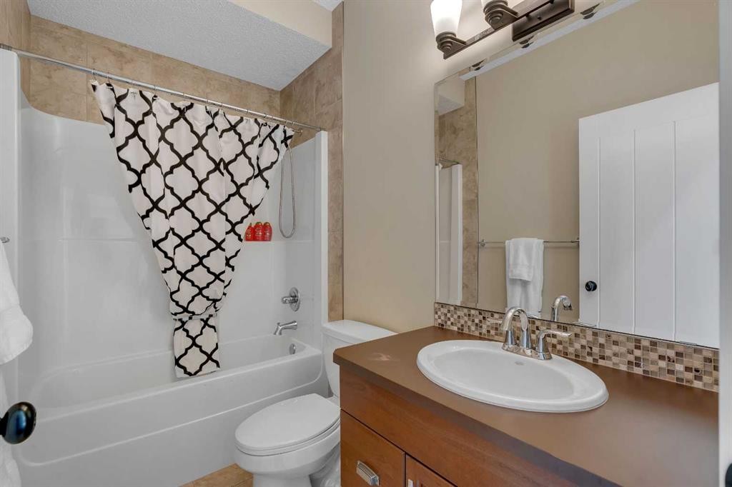 287 Sunset View, Cochrane, AB - Indoor Photo Showing Bathroom
