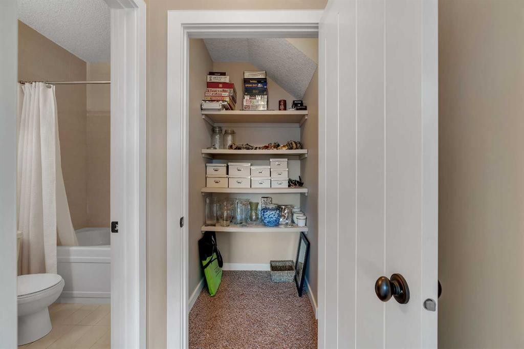 287 Sunset View, Cochrane, AB - Indoor Photo Showing Bathroom