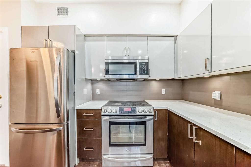 103-10 Auburn Bay Link Se, Calgary, AB - Indoor Photo Showing Kitchen With Stainless Steel Kitchen With Upgraded Kitchen