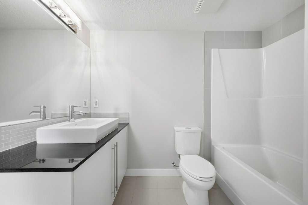 2413-11 Mahogany Row Se, Calgary, AB - Indoor Photo Showing Bathroom