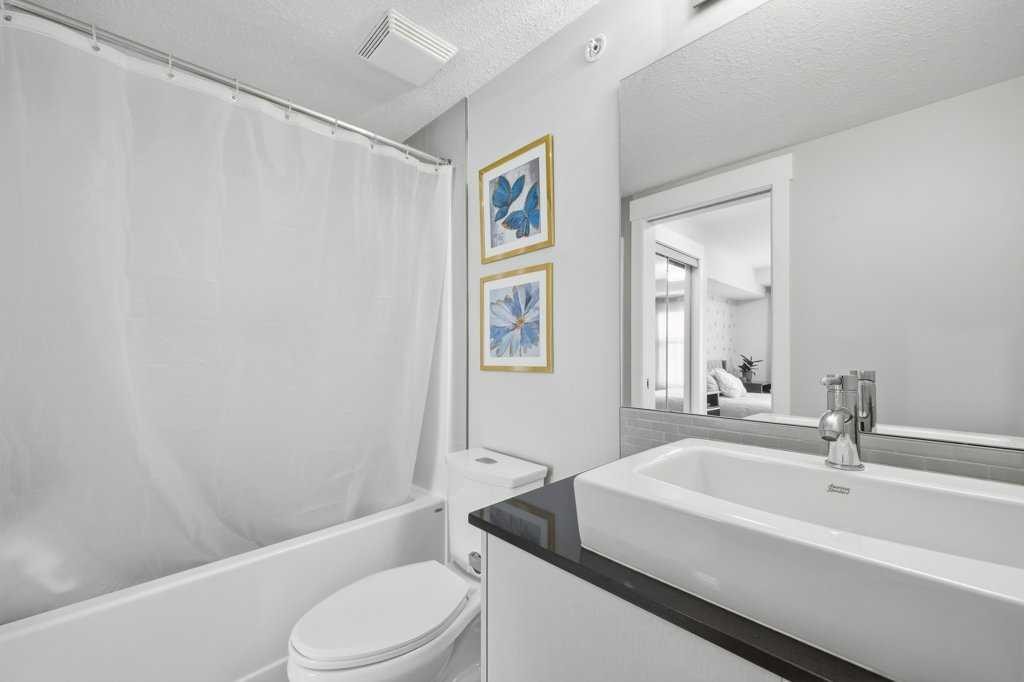 2413-11 Mahogany Row Se, Calgary, AB - Indoor Photo Showing Bathroom
