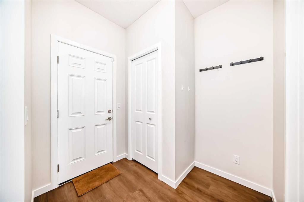 80 Magnolia Way Se, Calgary, AB - Indoor Photo Showing Other Room