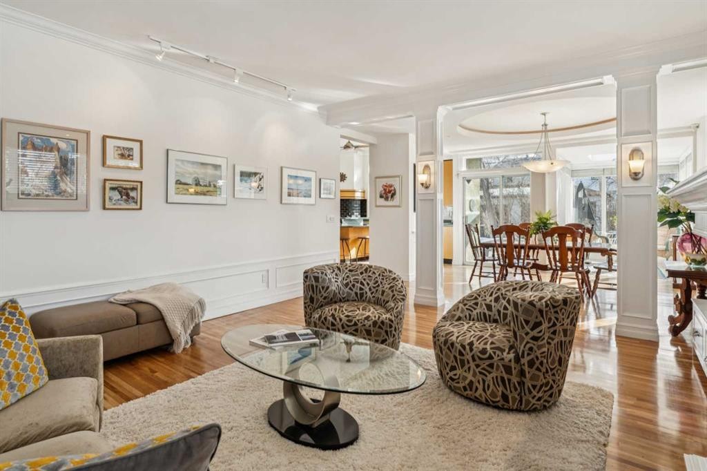 509 15 Avenue Ne, Calgary, AB - Indoor Photo Showing Living Room