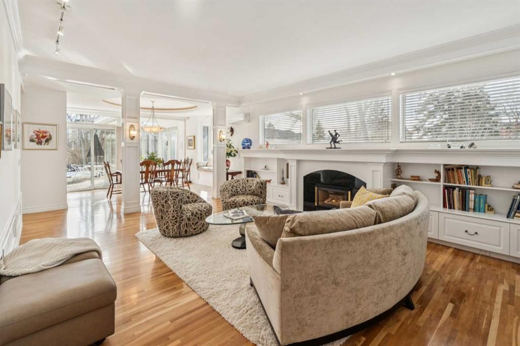 509 15 Avenue Ne, Calgary, AB - Indoor Photo Showing Living Room With Fireplace