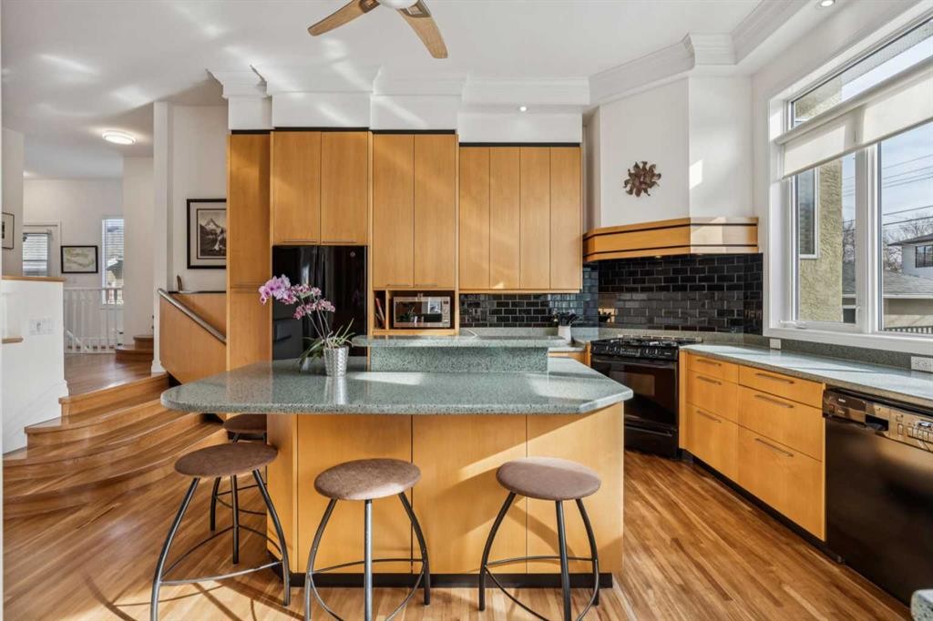 509 15 Avenue Ne, Calgary, AB - Indoor Photo Showing Kitchen