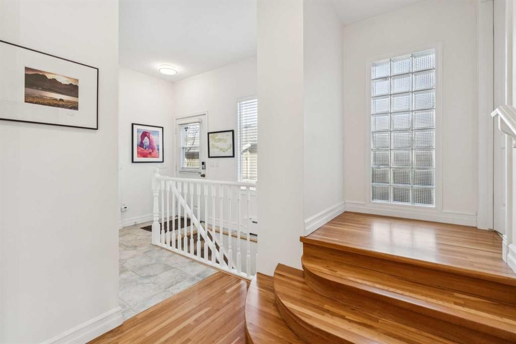 509 15 Avenue Ne, Calgary, AB - Indoor Photo Showing Other Room