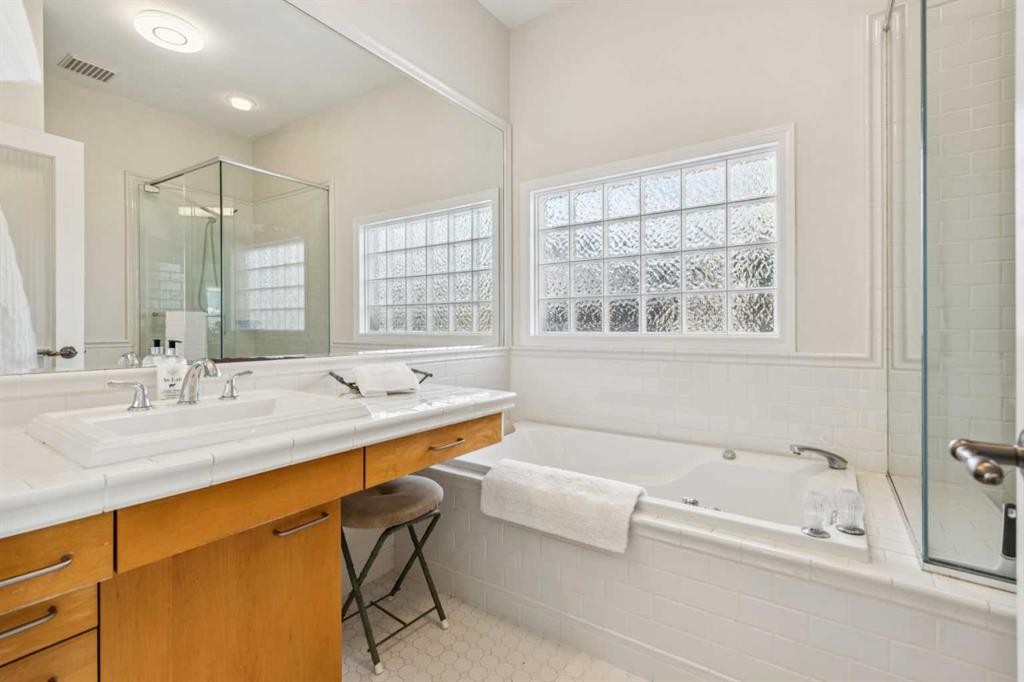 509 15 Avenue Ne, Calgary, AB - Indoor Photo Showing Bathroom