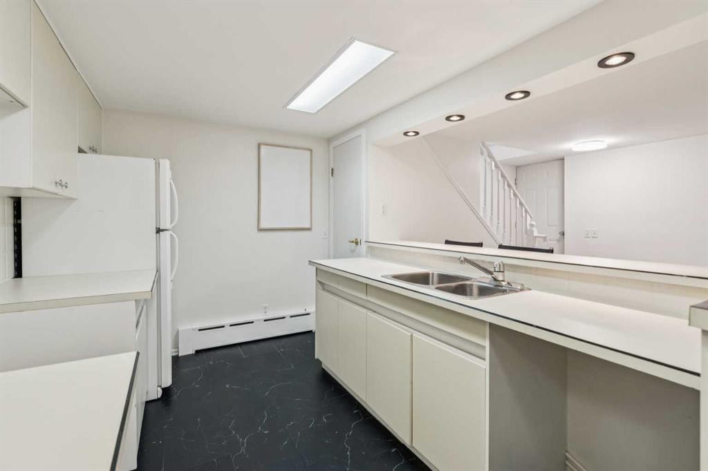 509 15 Avenue Ne, Calgary, AB - Indoor Photo Showing Kitchen With Double Sink
