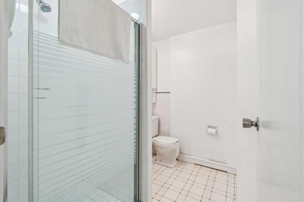 509 15 Avenue Ne, Calgary, AB - Indoor Photo Showing Bathroom