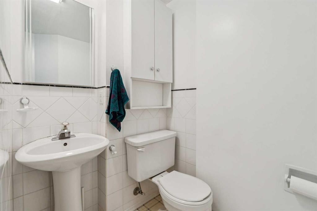 509 15 Avenue Ne, Calgary, AB - Indoor Photo Showing Bathroom