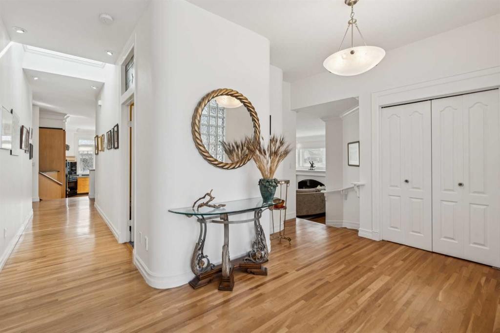 509 15 Avenue Ne, Calgary, AB - Indoor Photo Showing Other Room