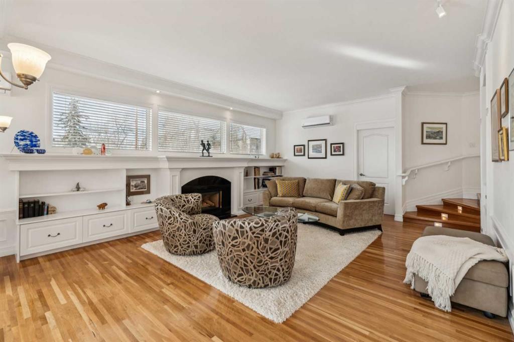 509 15 Avenue Ne, Calgary, AB - Indoor Photo Showing Living Room With Fireplace