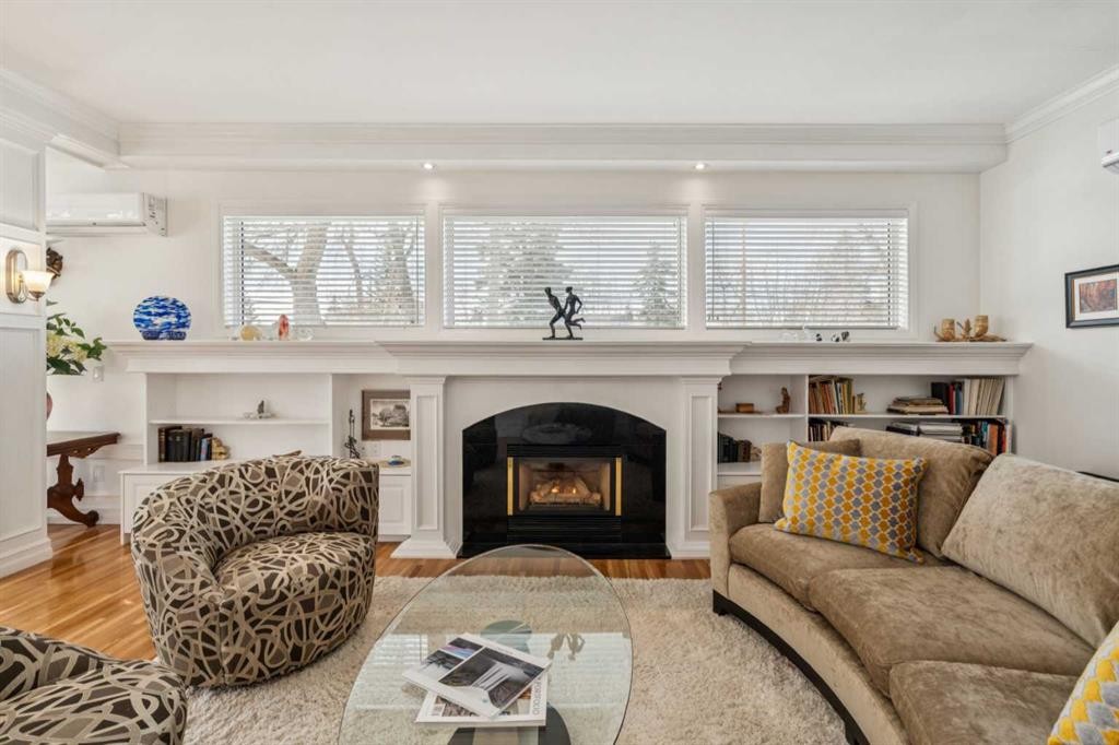 509 15 Avenue Ne, Calgary, AB - Indoor Photo Showing Living Room With Fireplace