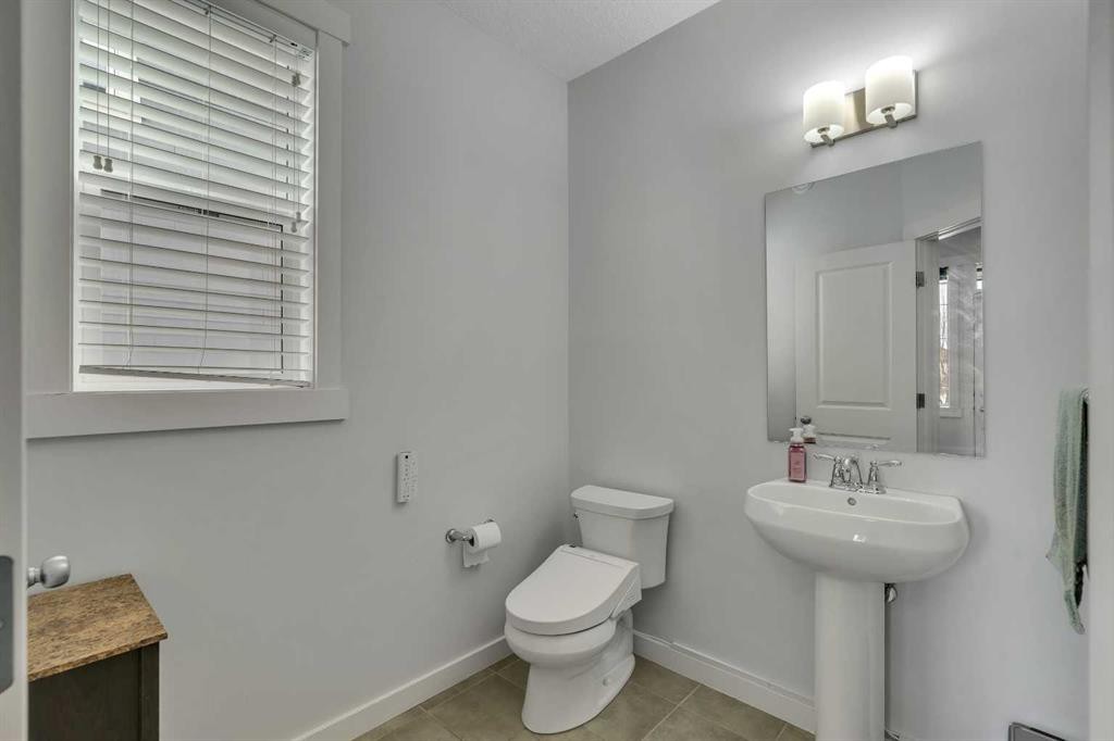 151 Stonemere Green, Chestermere, AB - Indoor Photo Showing Bathroom