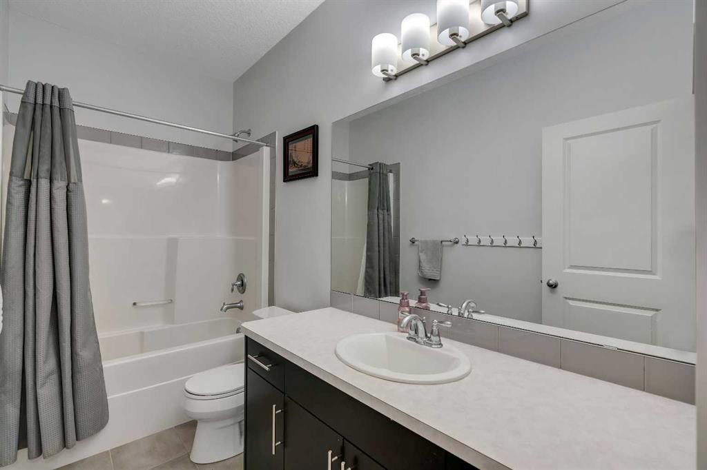 151 Stonemere Green, Chestermere, AB - Indoor Photo Showing Bathroom