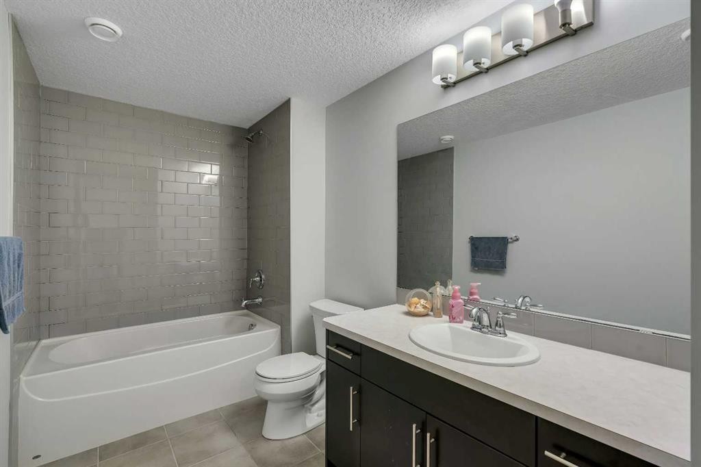 151 Stonemere Green, Chestermere, AB - Indoor Photo Showing Bathroom