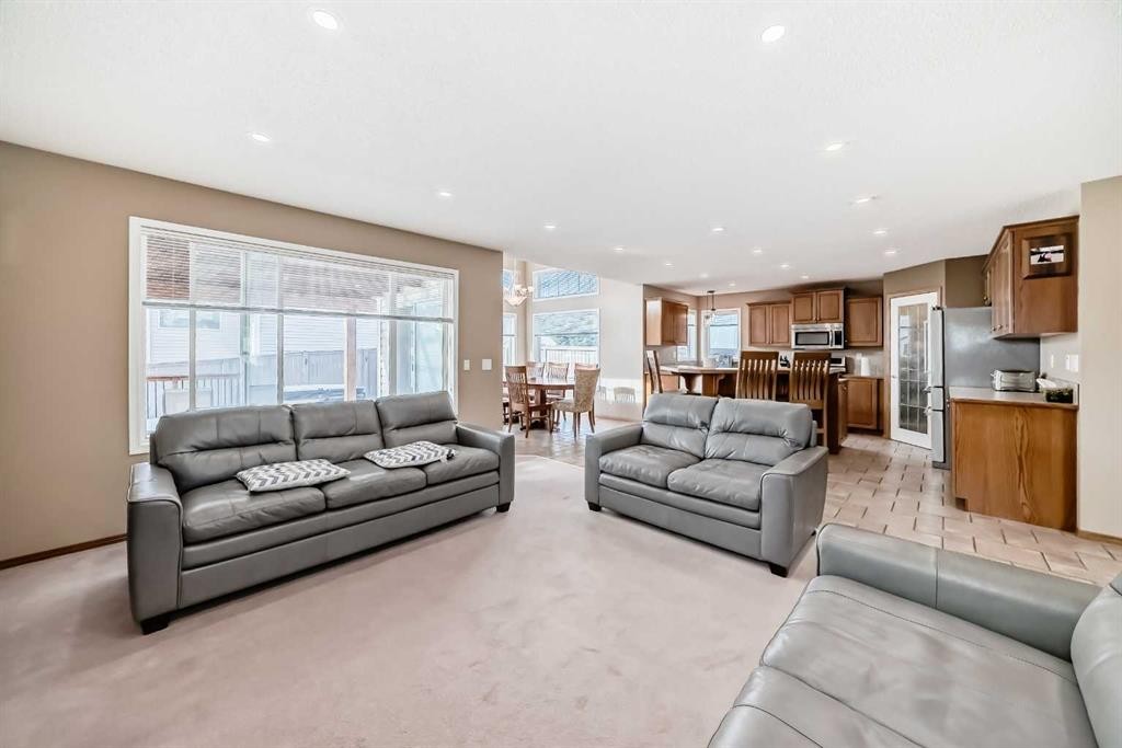 3767 Springbank Drive Sw, Calgary, AB - Indoor Photo Showing Living Room
