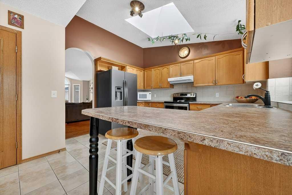 108 Hawkstone Close Nw, Calgary, AB - Indoor Photo Showing Kitchen