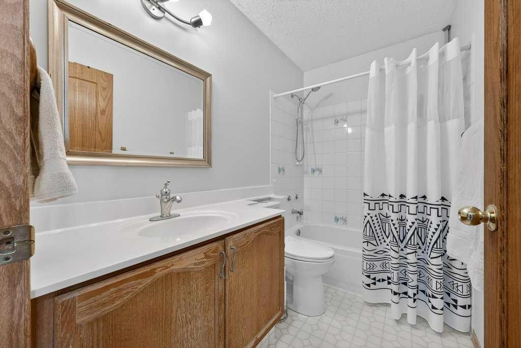 108 Hawkstone Close Nw, Calgary, AB - Indoor Photo Showing Bathroom