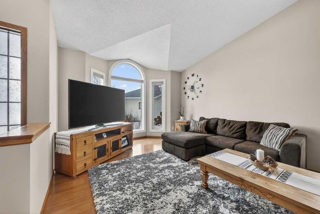 108 Hawkstone Close Nw, Calgary, AB - Indoor Photo Showing Living Room