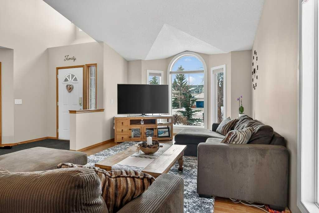 108 Hawkstone Close Nw, Calgary, AB - Indoor Photo Showing Living Room