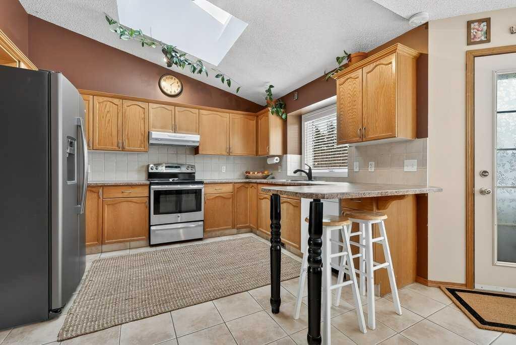 108 Hawkstone Close Nw, Calgary, AB - Indoor Photo Showing Kitchen