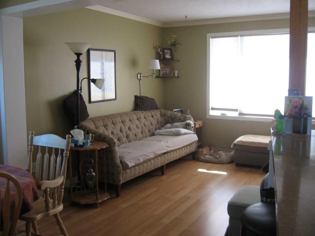 6 Westrose Avenue West, Claresholm, AB - Indoor Photo Showing Living Room
