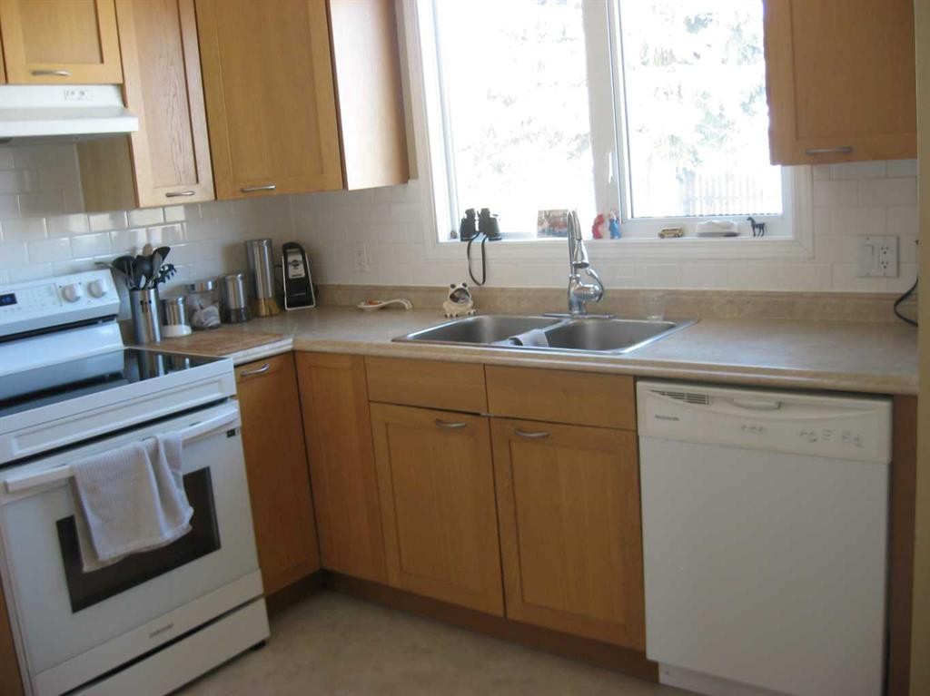 6 Westrose Avenue West, Claresholm, AB - Indoor Photo Showing Kitchen With Double Sink