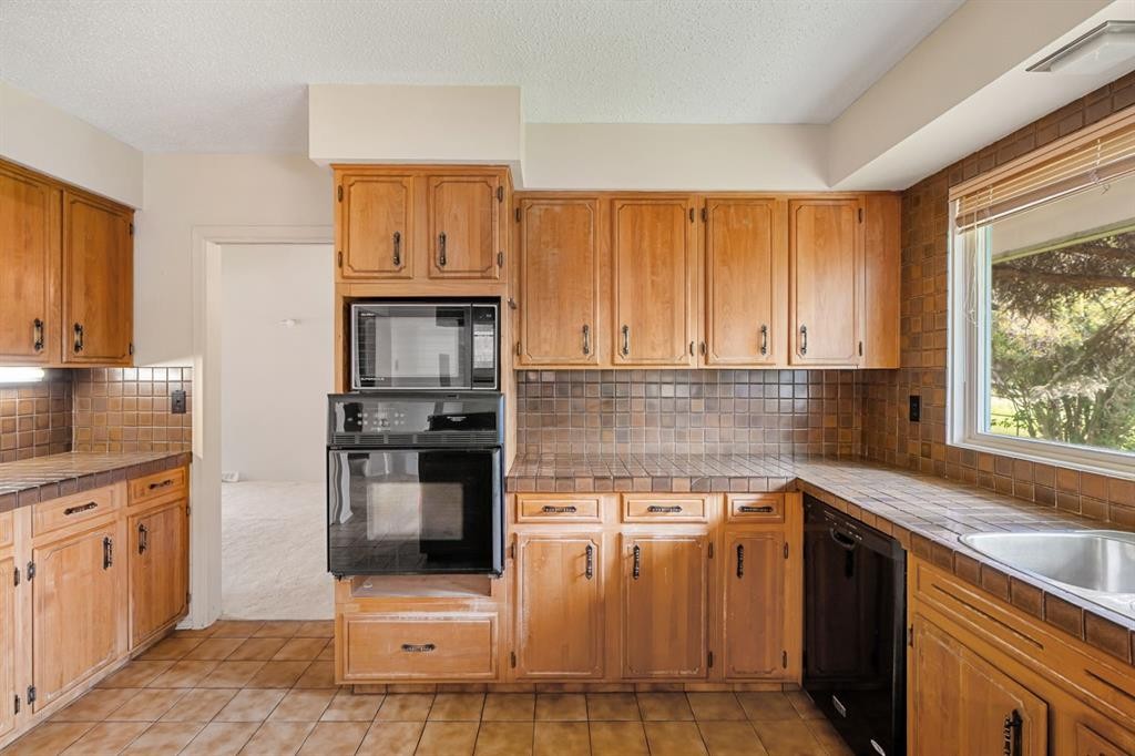 427 Willow Grove Crescent Se, Calgary, AB - Indoor Photo Showing Kitchen