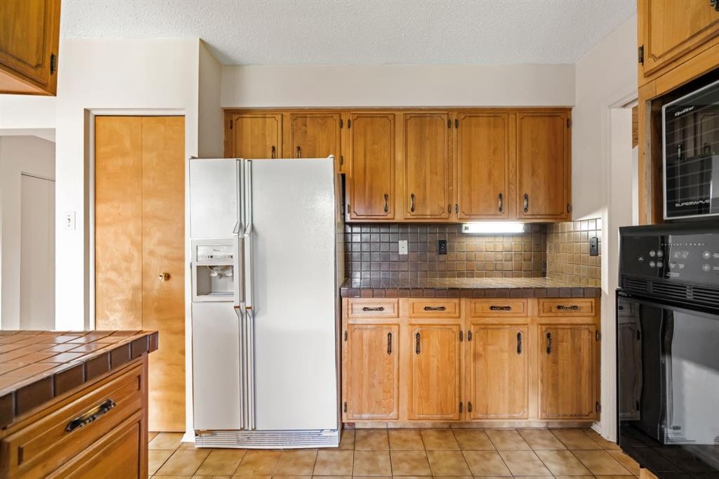 427 Willow Grove Crescent Se, Calgary, AB - Indoor Photo Showing Kitchen