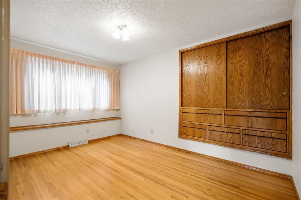427 Willow Grove Crescent Se, Calgary, AB - Indoor Photo Showing Other Room