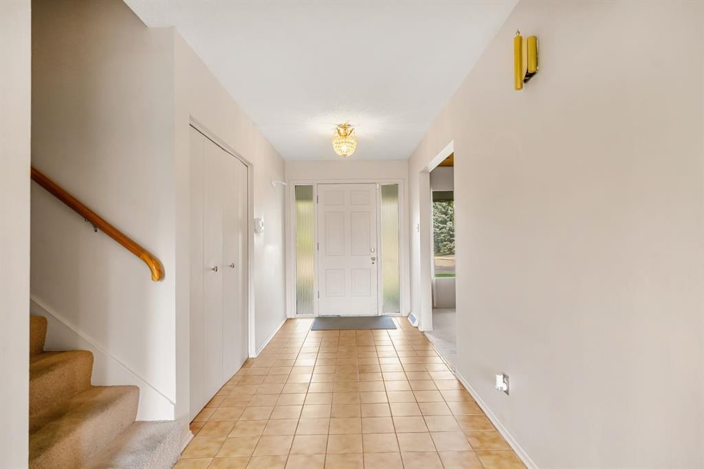 427 Willow Grove Crescent Se, Calgary, AB - Indoor Photo Showing Other Room