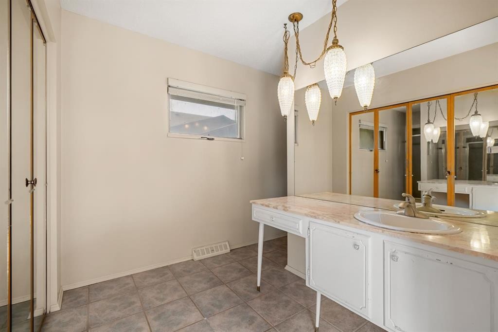 427 Willow Grove Crescent Se, Calgary, AB - Indoor Photo Showing Bathroom