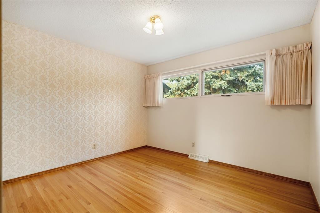 427 Willow Grove Crescent Se, Calgary, AB - Indoor Photo Showing Other Room
