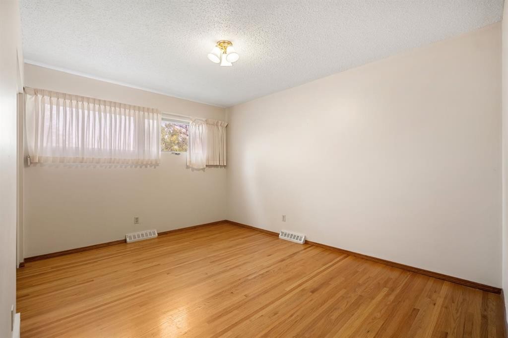 427 Willow Grove Crescent Se, Calgary, AB - Indoor Photo Showing Other Room