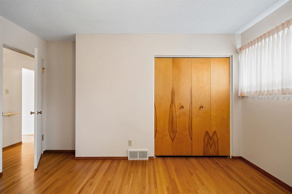 427 Willow Grove Crescent Se, Calgary, AB - Indoor Photo Showing Other Room